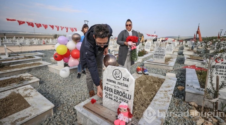 Depremde vefat eden çocukların mezarları oyuncak ve balonlarla doldu