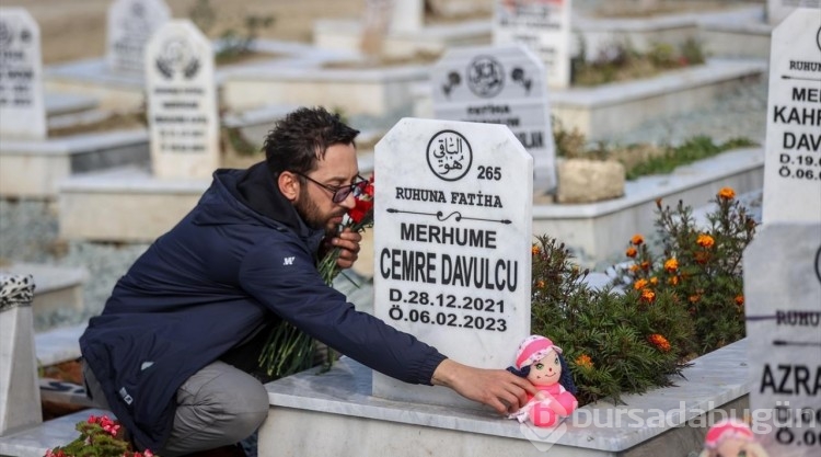 Depremde vefat eden çocukların mezarları oyuncak ve balonlarla doldu