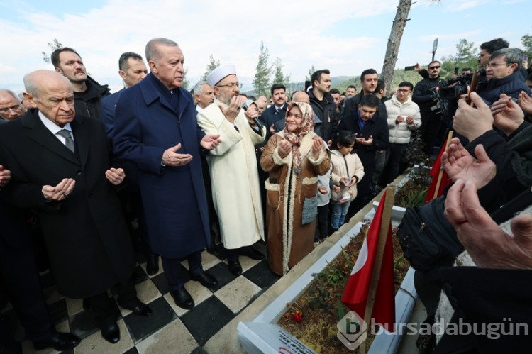 Cumhurbaşkanı Erdoğan, Kahramanmaraş'ta Deprem Şehitleri Kabristanı'nı ziyaret etti