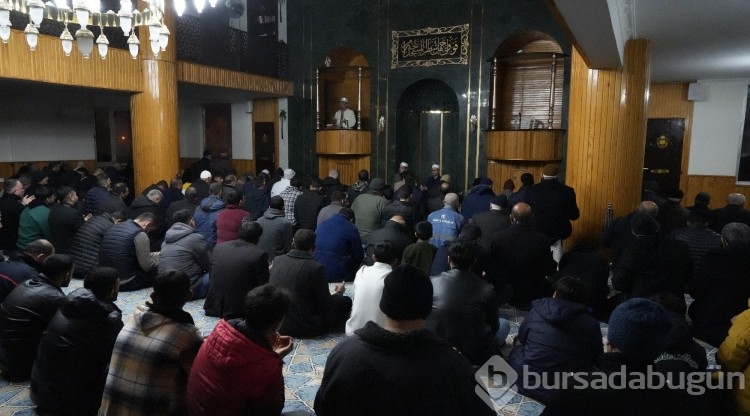 Gaziantep Nurdağı'nın ayakta kalan tek camisinde kandil yoğunluğu yaşandı
