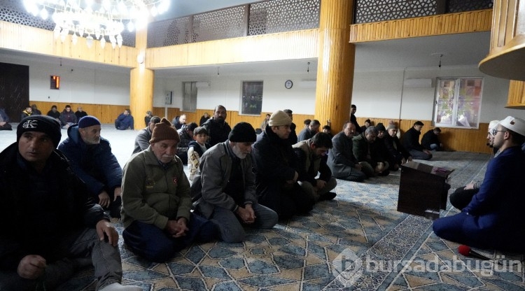 Gaziantep Nurdağı'nın ayakta kalan tek camisinde kandil yoğunluğu yaşandı
