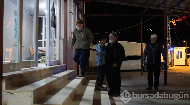 Gaziantep Nurdağı'nın ayakta kalan tek camisinde kandil yoğunluğu yaşandı