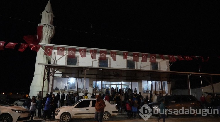 Gaziantep Nurdağı'nın ayakta kalan tek camisinde kandil yoğunluğu yaşandı