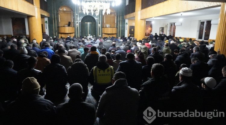 Gaziantep Nurdağı'nın ayakta kalan tek camisinde kandil yoğunluğu yaşandı