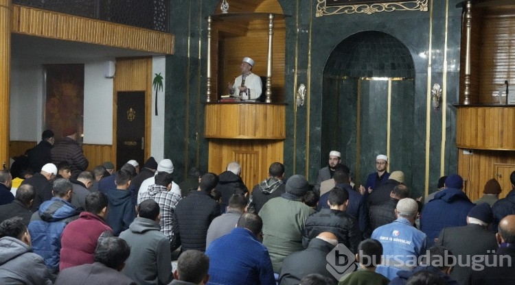 Gaziantep Nurdağı'nın ayakta kalan tek camisinde kandil yoğunluğu yaşandı