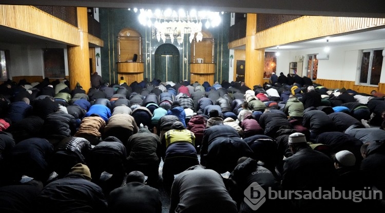Gaziantep Nurdağı'nın ayakta kalan tek camisinde kandil yoğunluğu yaşandı
