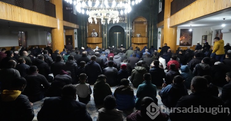 Gaziantep Nurdağı'nın ayakta kalan tek camisinde kandil yoğunluğu yaşandı