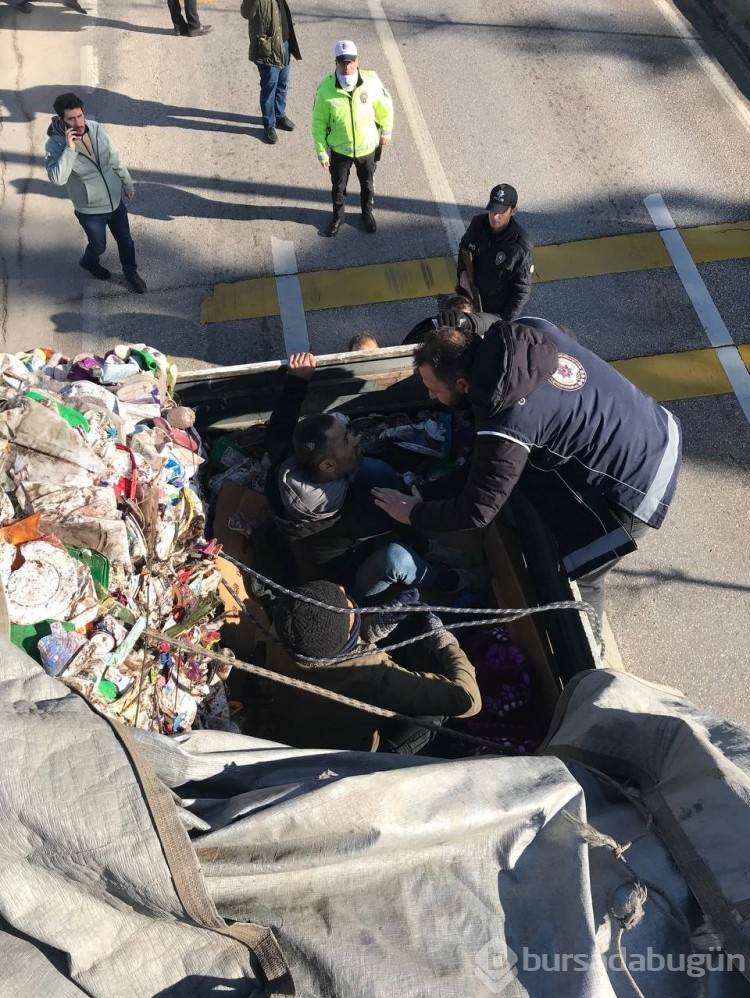 Amasya'da çöp dolu tırdan 3 kaçak göçmen çıktı