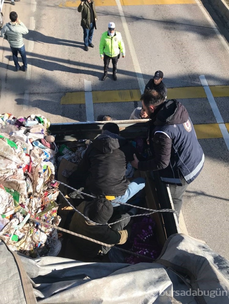 Amasya'da çöp dolu tırdan 3 kaçak göçmen çıktı