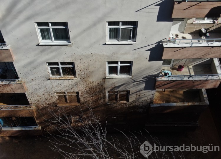 Artvin'de yamaçtan kopan topraklar evlerin içerisine doldu, 10 bina zarar gördü