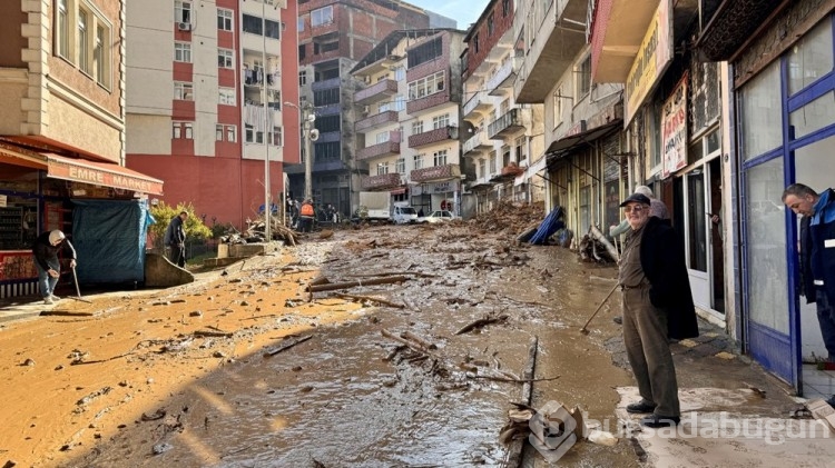 Artvin Borçka'da dere taştı, ilçe sular altında kaldı
