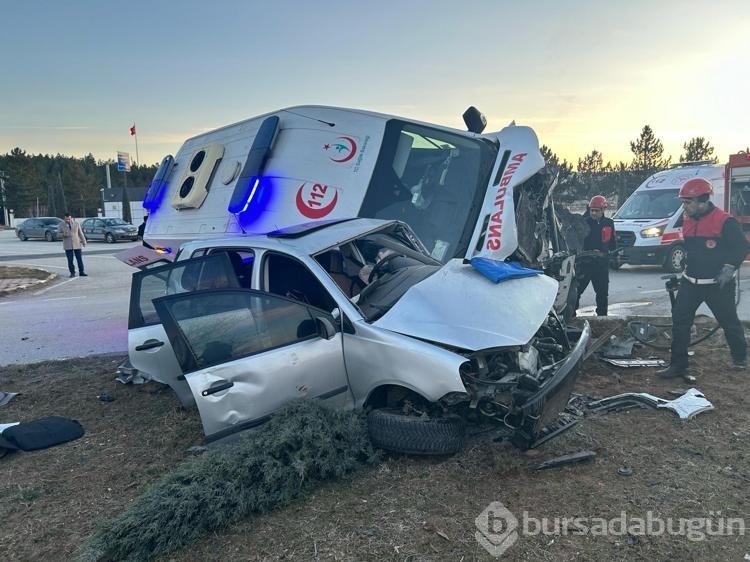 Sivas'ta ambulans ile otomobil çarpıştı: 3 yaralı