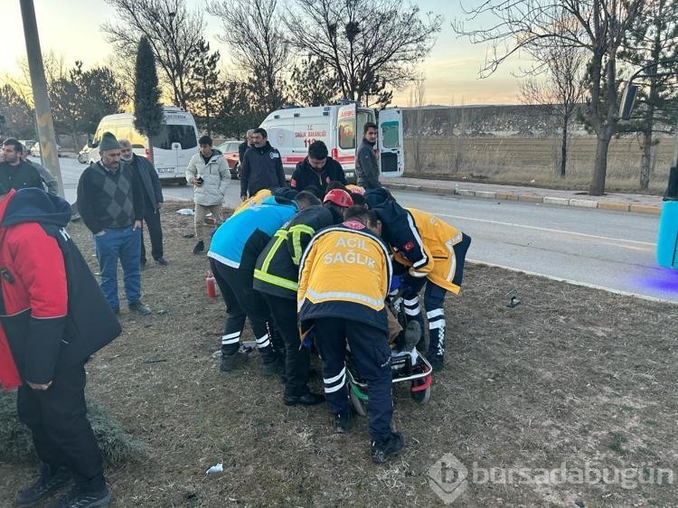 Sivas'ta ambulans ile otomobil çarpıştı: 3 yaralı