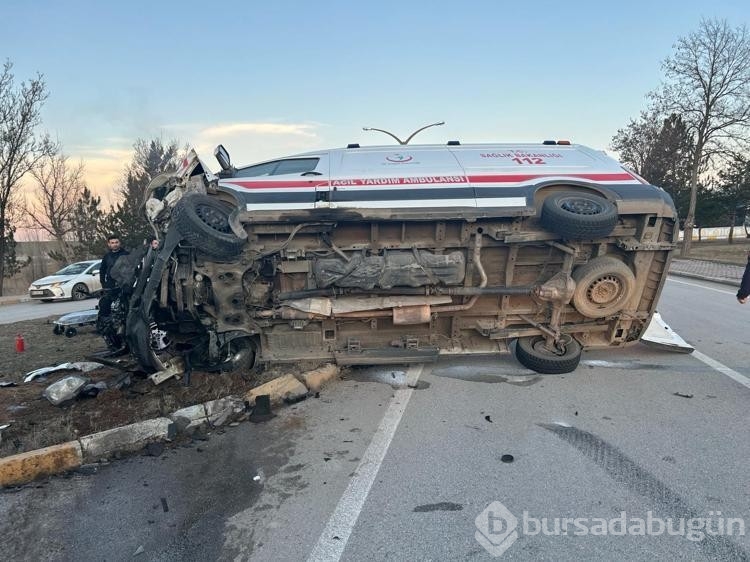 Sivas'ta ambulans ile otomobil çarpıştı: 3 yaralı