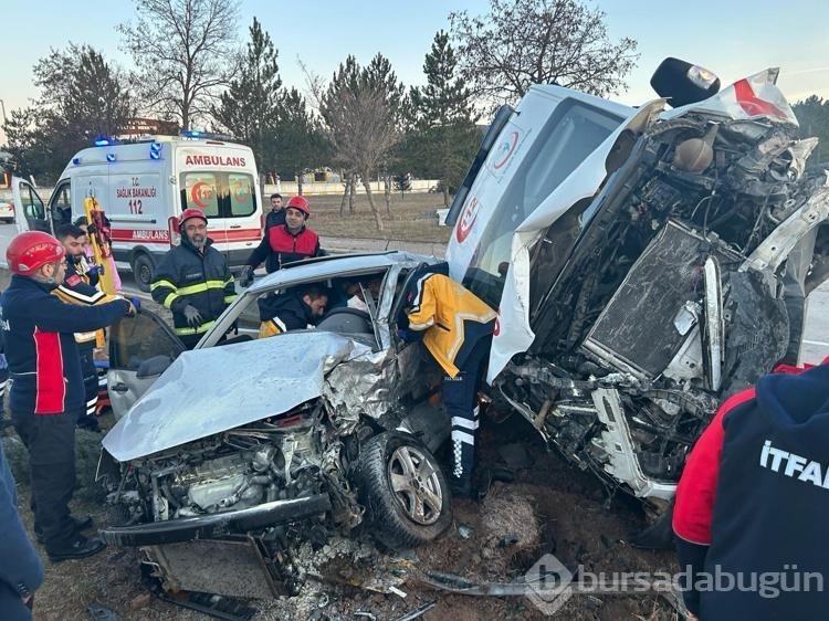 Sivas'ta ambulans ile otomobil çarpıştı: 3 yaralı