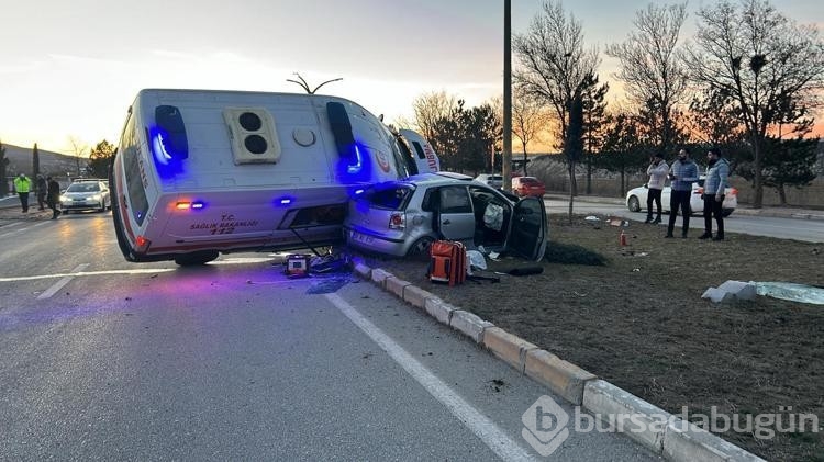 Sivas'ta ambulans ile otomobil çarpıştı: 3 yaralı