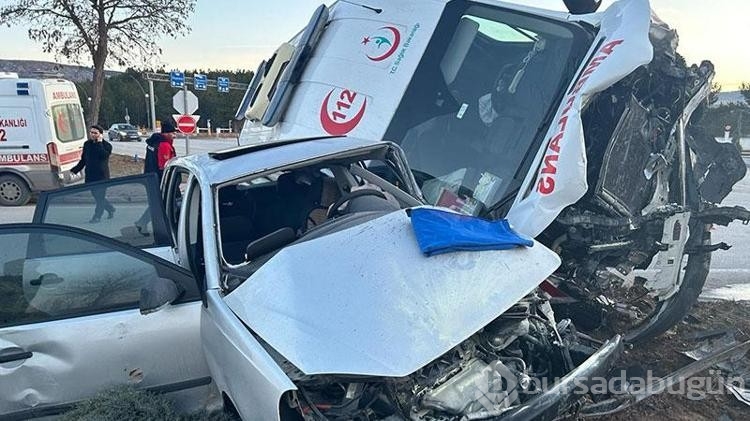 Sivas'ta ambulans ile otomobil çarpıştı: 3 yaralı
