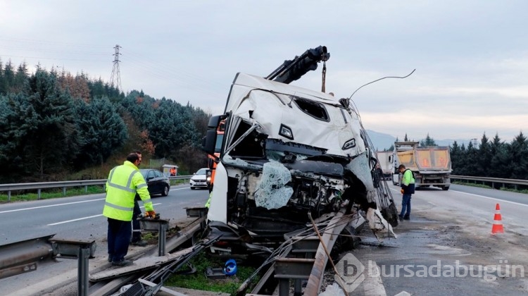 Anadolu Otoyolu'nda toprak yüklü TIR kaza yaptı: 2 yaralı
