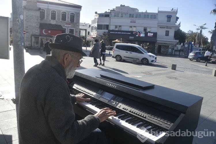 Bisikletli piyanoyla Bodrum sokaklarında turistlere müzik dinletisi
