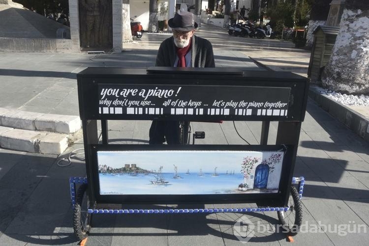 Bisikletli piyanoyla Bodrum sokaklarında turistlere müzik dinletisi
