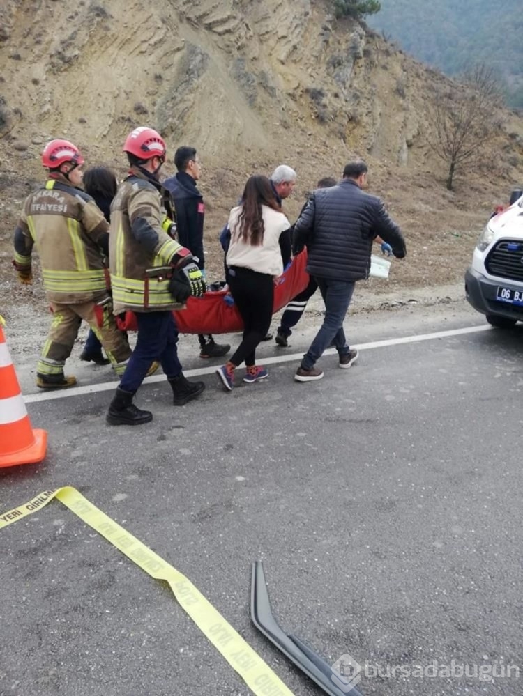 Ankara'da iki otomobil çarpıştı: 3 ölü, 3 yaralı
