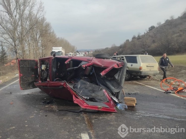 Ankara'da iki otomobil çarpıştı: 3 ölü, 3 yaralı

