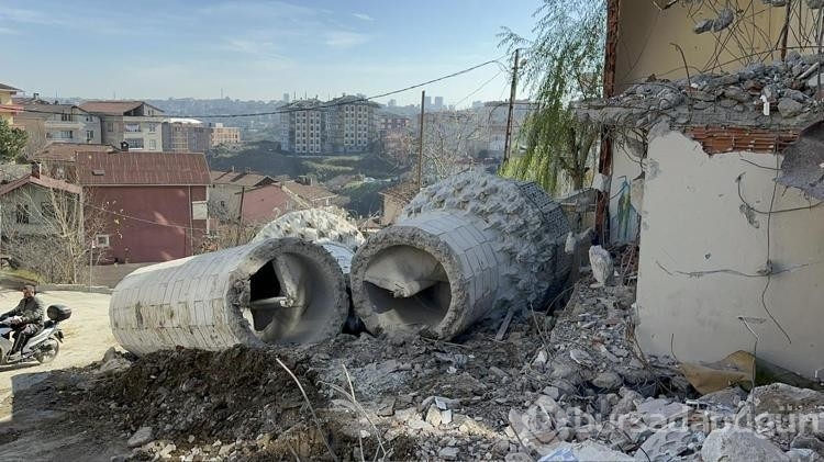 Üsküdar'da riskli olduğu belirlenen caminin yıkımına başlandı
