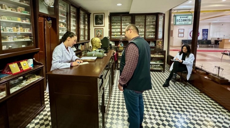Geleceğin eczacıları asırlık "Sıhhat Eczanesi"nde yetişiyor
