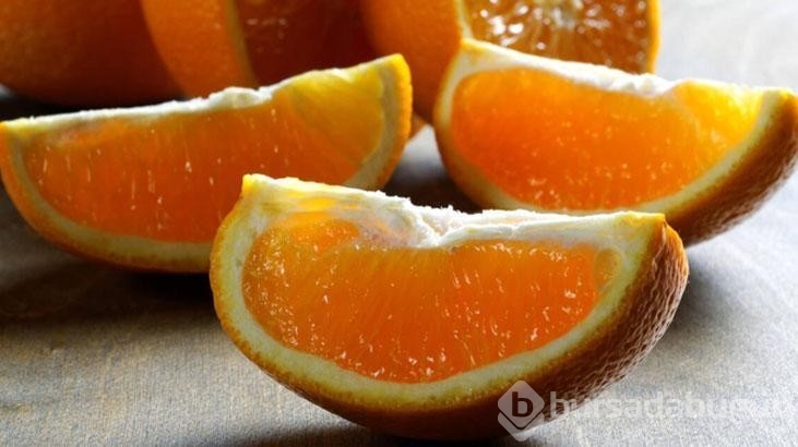 Portakalı kabuğuyla yiyen kadın sosyal medyada gündem oldu