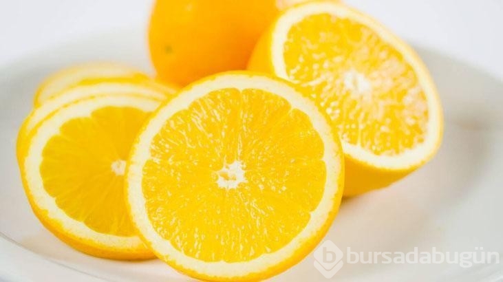 Portakalı kabuğuyla yiyen kadın sosyal medyada gündem oldu