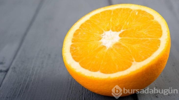Portakalı kabuğuyla yiyen kadın sosyal medyada gündem oldu