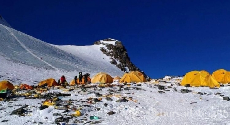 Everest Dağı, tırmanan dağcıların dışkıları yüzünden kirleniyor