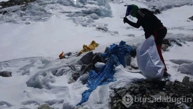 Everest Dağı, tırmanan dağcıların dışkıları yüzünden kirleniyor