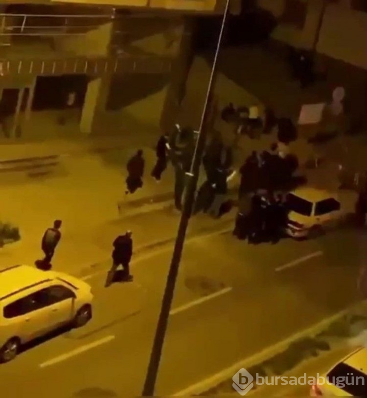 Cadde ortasında tekmeli, yumruklu kavga
