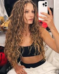 Serenay Sarıkaya'nın uzun bacakları sosyal medyada gündem oldu!