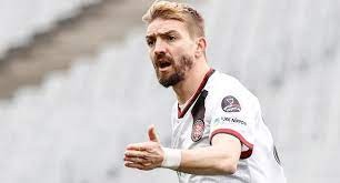 Caner Erkin öpmelere doyamadı!