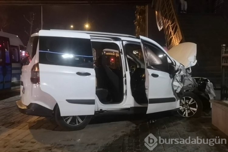 Bursa'da ehliyetsiz sürücü kontrolden çıkıp üst geçidin ayağına çarptı