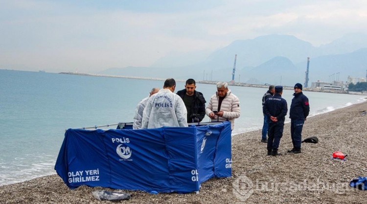Antalya'da sahilde deniz üzerinde yarı çıplak erkek cesedi bulundu
