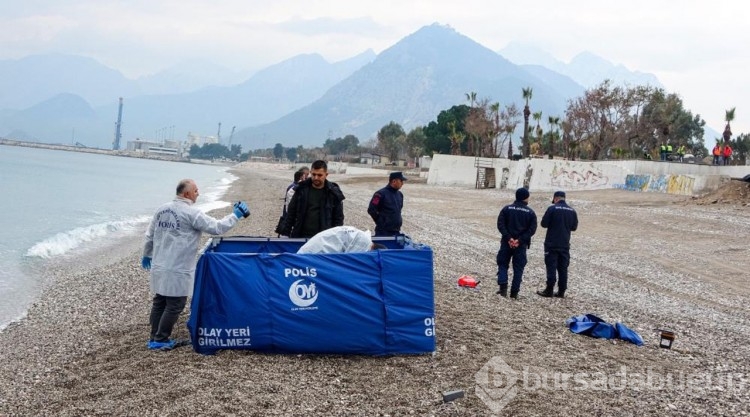 Antalya'da sahilde deniz üzerinde yarı çıplak erkek cesedi bulundu