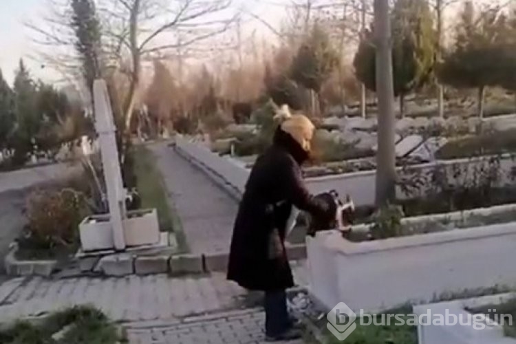 Babasının mezar taşını parçaladı!