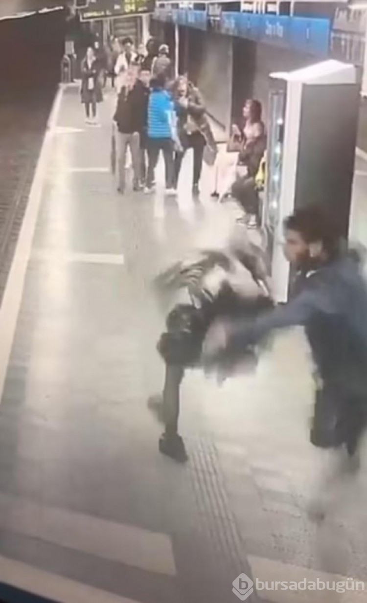 Metroda yürüdüğü sırada önüne gelen 10 kadına saldırdı