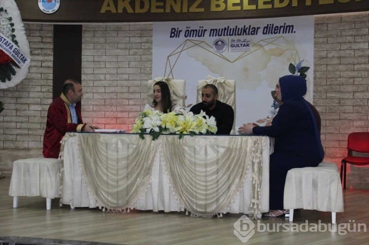 Mersin'de evlenmek isteyen çiftler 14 Şubat'ta nikah dairelerini doldurdu