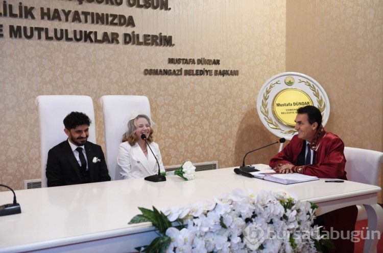 Bursa'da Dünya evine giren çifte Dündar'dan sürpriz