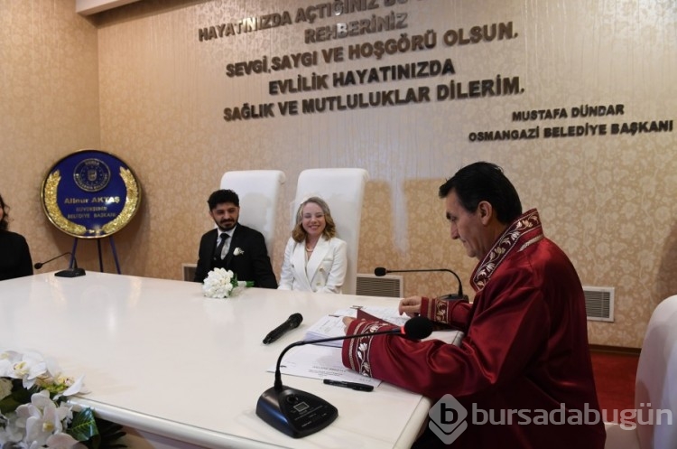 Bursa'da Dünya evine giren çifte Dündar'dan sürpriz