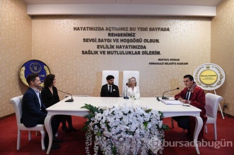Bursa'da Dünya evine giren çifte Dündar'dan sürpriz