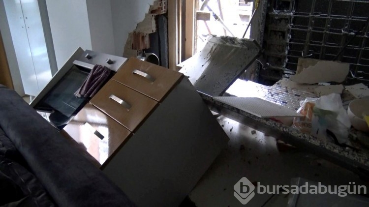 Beton mikseri evin duvarını deldi
