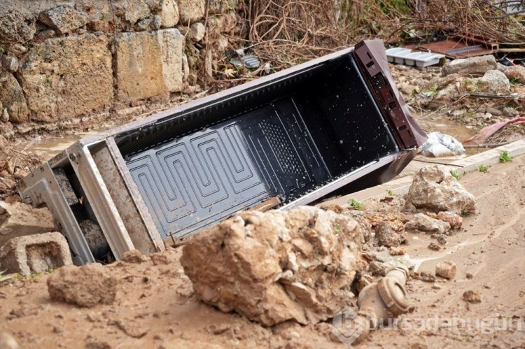 Tarihi Kaleiçi'ndeki surlar yıkıldı
