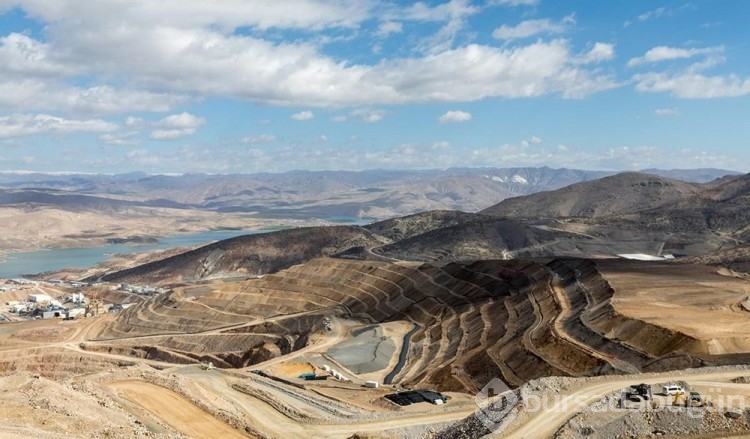 Enerji Bakanı: Heyelan alanında 400 bin kamyonluk toprak kütlesi var
