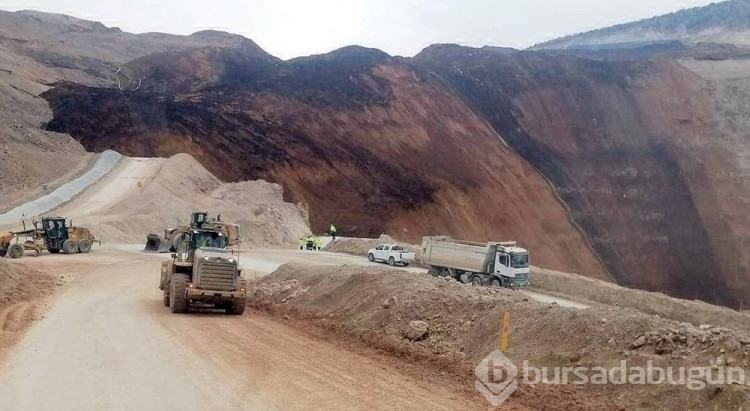 Enerji Bakanı: Heyelan alanında 400 bin kamyonluk toprak kütlesi var