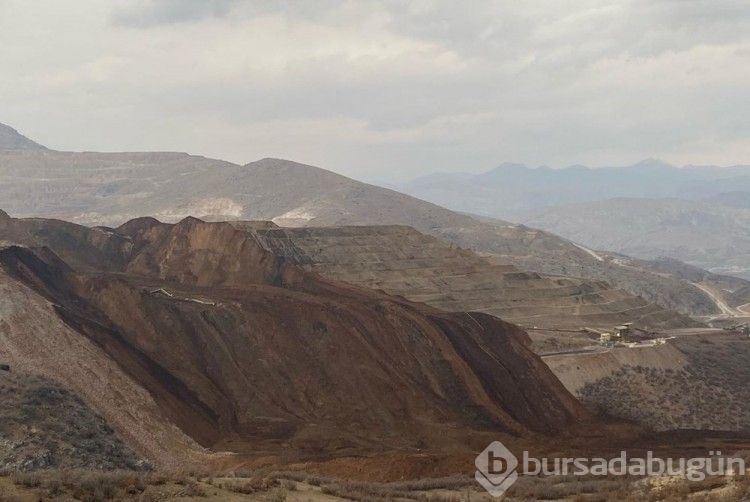 Enerji Bakanı: Heyelan alanında 400 bin kamyonluk toprak kütlesi var